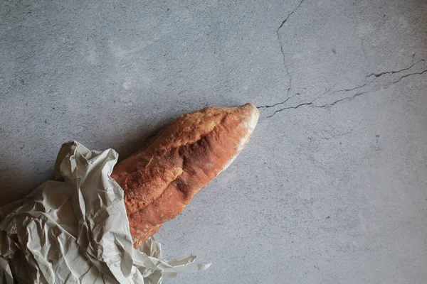Gri Arka Planda Pakette Baget Ekmek Ekmek Ekmeği Fransız Ekmeği — Stok fotoğraf