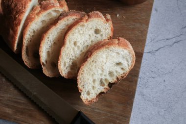 Tahta arka planda Fransız ekmeği. Ekmek, pastanede lezzetli, kabuklu ekmek.