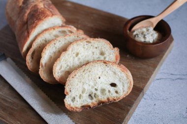 Tahta arka planda Fransız ekmeği. Ekmek, pastanede lezzetli, kabuklu ekmek.