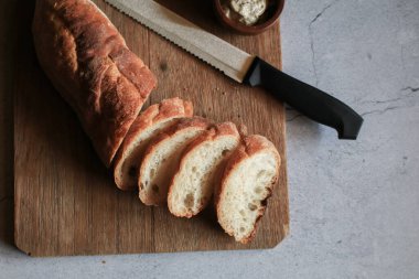 Tahta arka planda Fransız ekmeği. Ekmek, pastanede lezzetli, kabuklu ekmek.