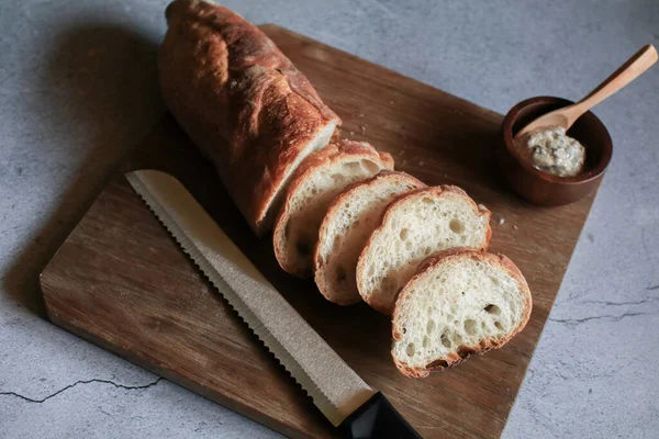 Tahta arka planda Fransız ekmeği. Ekmek, pastanede lezzetli, kabuklu ekmek.