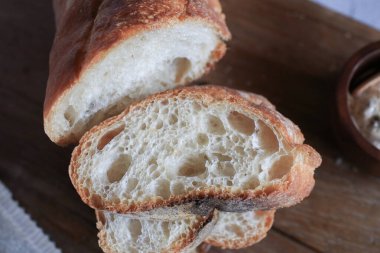 Gri arka planda pakette baget ekmek. Ekmek ekmeği, Fransız ekmeği. Pastanedeki lezzetli, kabuklu ekmek.