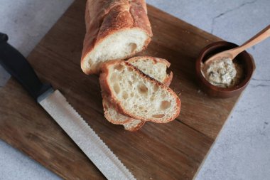 Gri arka planda pakette baget ekmek. Ekmek ekmeği, Fransız ekmeği. Pastanedeki lezzetli, kabuklu ekmek.