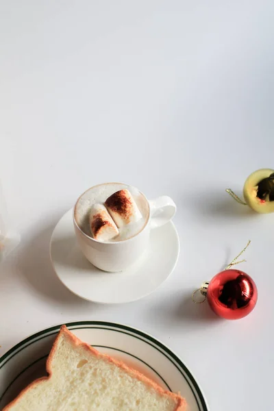 Marshmallow Mit Milchkaffee Weißer Tasse Heißgetränk Wärmende Mahlzeit Snack Gemütliche — Stockfoto