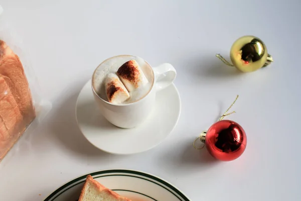 Marshmallow Mit Milchkaffee Weißer Tasse Heißgetränk Wärmende Mahlzeit Snack Gemütliche — Stockfoto