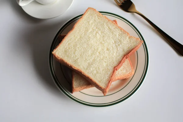 Sıcak Kahveyle Dilimlenmiş Ekmek Beyaz Arka Planda Marşmelov Sabah Kahvaltısı — Stok fotoğraf