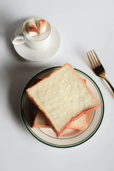 Skiva Bröd Med Varmt Kaffe Och Marshmallow Vit Bakgrund Morgonfrukost — Stockfoto