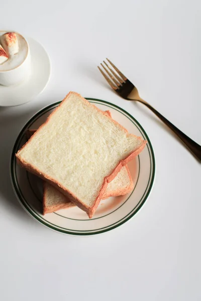 Skiva Bröd Med Varmt Kaffe Och Marshmallow Vit Bakgrund Morgonfrukost — Stockfoto