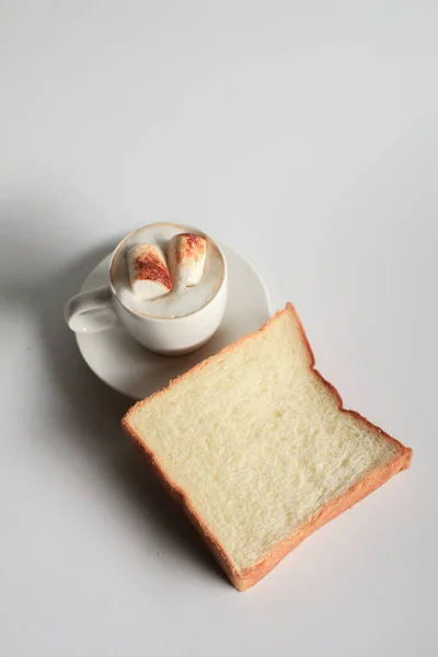 Skiva Bröd Med Varmt Kaffe Och Marshmallow Vit Bakgrund Morgonfrukost — Stockfoto