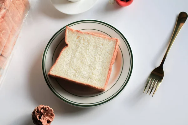 Chleb Plasterkach Gorącą Kawą Pianką Białym Tle Poranne Śniadanie Kawą — Zdjęcie stockowe