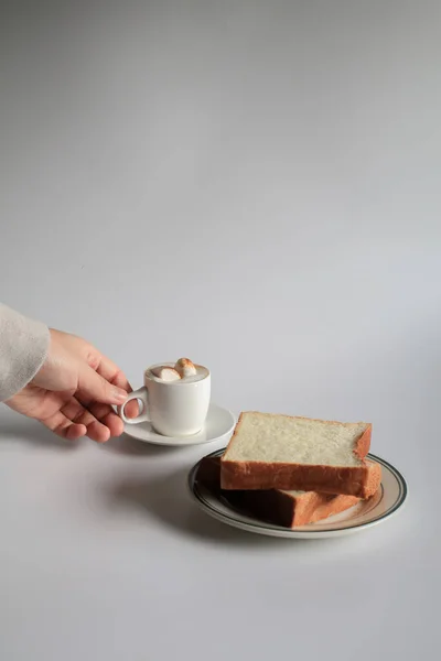 Şekerli Kahve Beyaz Arka Planda Dilimlenmiş Ekmek Sabah Kahvaltısı Kahve — Stok fotoğraf