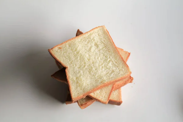 Domácí Kluzký Chléb Bílém Pozadí Ranní Snídaně Čerstvý Pečený Chleba — Stock fotografie