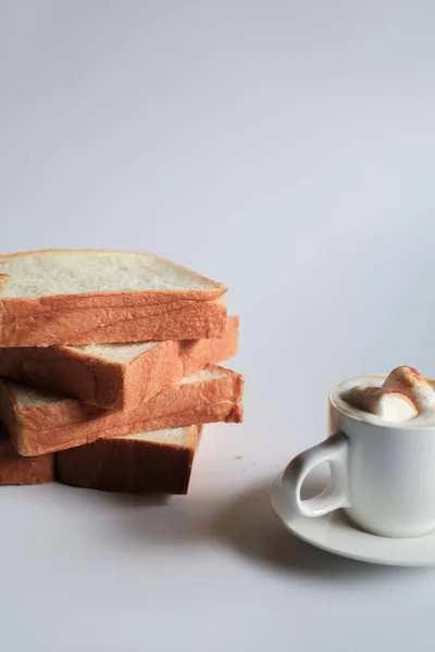 Yapımı Slayt Ekmeği Beyaz Arka Planda Kremalı Sıcak Kahve Sabah — Stok fotoğraf