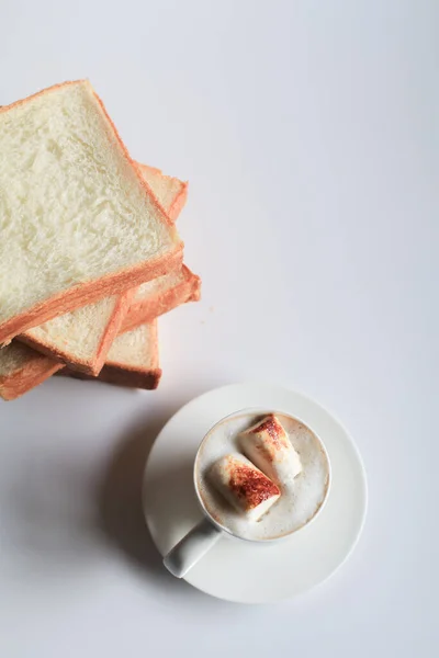 Σπιτικό Ψωμί Διαφάνεια Και Ζεστό Καφέ Marshmallow Λευκό Φόντο Πρωινή — Φωτογραφία Αρχείου