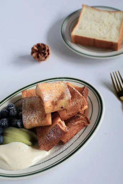 Roti Panggang Buatan Sendiri Dengan Blueberry Kiwi Dan Sirup Disajikan — Stok Foto