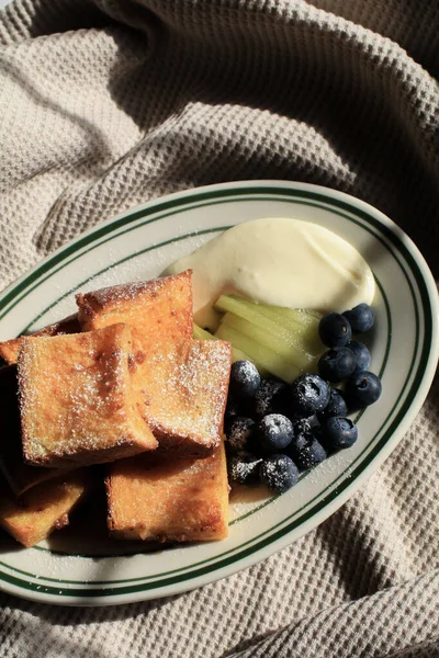 Roti Panggang Perancis Dengan Blueberry Kiwi Dan Krim Piring Putih — Stok Foto