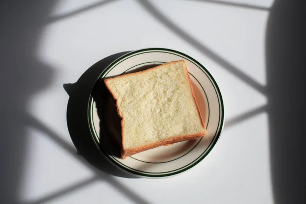 Σπιτικό Ψωμί Διαφάνεια Λευκό Πιάτο Κάτω Από Φως Του Ήλιου — Φωτογραφία Αρχείου