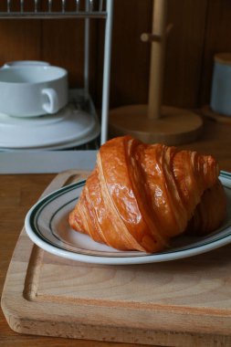Ay çöreği. Taze ev yapımı kruvasanlarla nefis bir kahvaltı. Fırınlanmış hamur işleri dünya çapında keyiflidir. Fransız pastası.