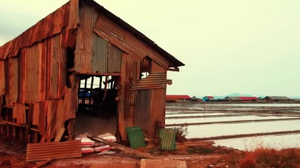 柬埔寨贡布著名盐田中一座生锈的旧锡制盐库的景致 — 图库视频影像