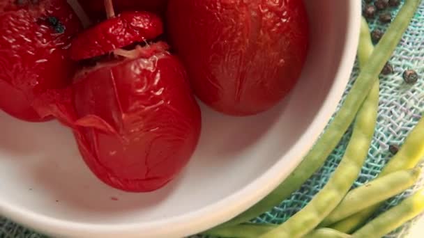 双子座或传统的希腊填充西红柿在一个白色碗里 — 图库视频影像
