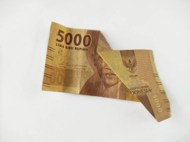 Endonezya banknotlarını kapatın. IDR banknotları, Endonezya para birimi beyaz arka planda.
