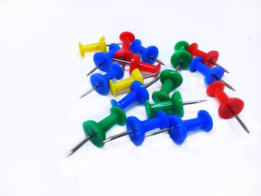 Beyaz arkaplanda izole edilmiş pin başparmak raptiyelerini kapat