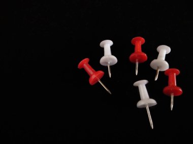 Siyah arkaplanda izole edilmiş raptiyeleri kapat