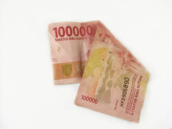 Endonezya banknotlarını kapatın. IDR banknotları, Endonezya para birimi beyaz arka planda.