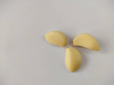 Beyaz arka planda izole edilmiş sarımsak. Yemek pişirme
