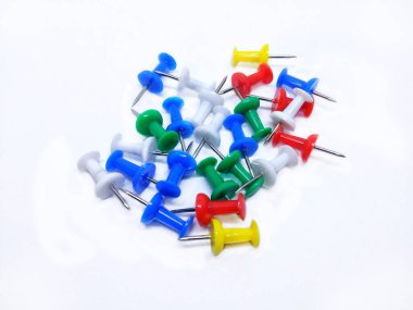 Beyaz arkaplanda çok renkli pin başparmak raptiyeleri izole