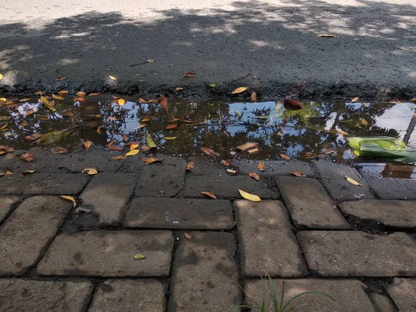 Alter Verschmutzter Fußboden Mit Abfall Und Wasser — Stockfoto