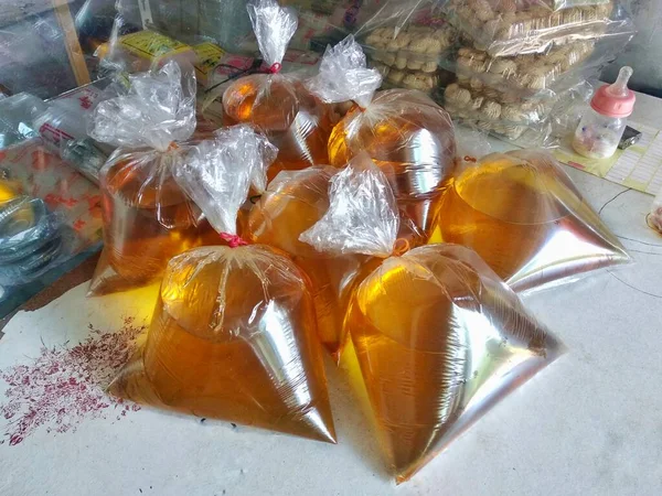Plastik bir torba içinde yemek yağı.