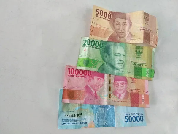 Kağıt Para Endonezya banknotu. IDR Rupiah beyaz arkaplanda izole edildi