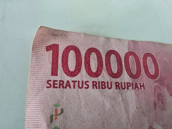 Kağıt Para Endonezya banknotu. IDR Rupiah beyaz arkaplanda izole edildi