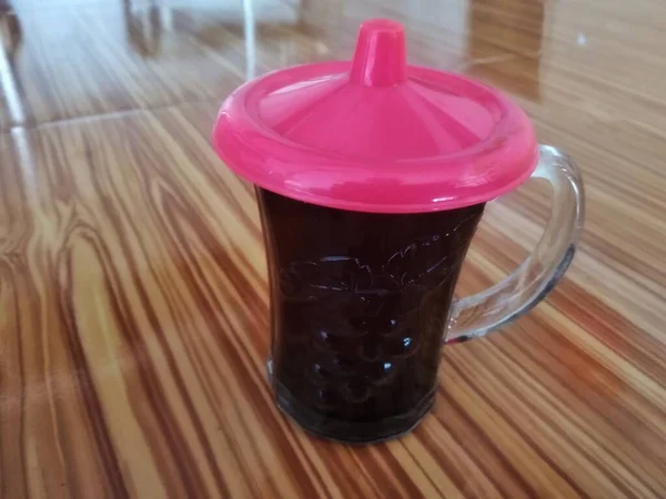 Bir fincan kahve ve ahşap arka planda kaşık olan bir kupa.