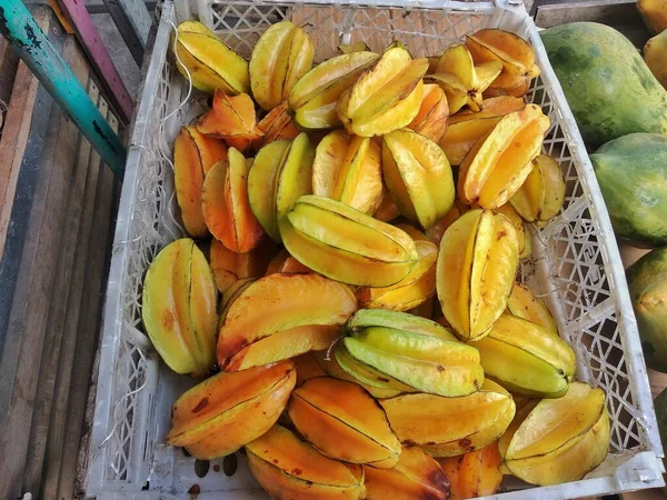Κίτρινο Starfruit Στο Καλάθι Της Αγοράς — Φωτογραφία Αρχείου