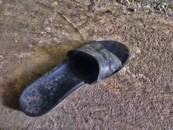 Botas Borracha Sujas Velhas Com Uma Alça Metal Piso Concreto — Fotografia de Stock