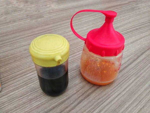 Copo Plástico Colorido Ketchup Molho Mesa Madeira — Fotografia de Stock