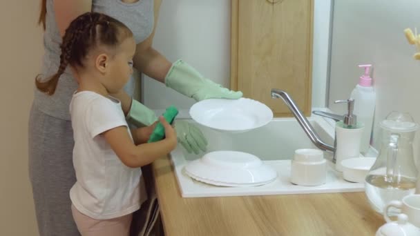Мать Маленькая Дочь Моют Посуду Кухне Молодая Мать Учит Свою — стоковое видео