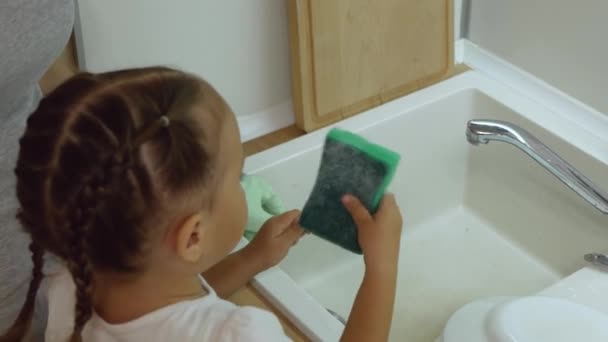 Ibu Dan Anak Kecil Mencuci Sendok Dan Piring Dapur Ibu — Stok Video