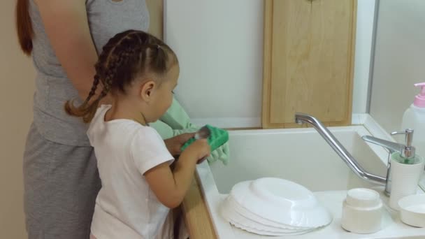 Mutter Und Kleine Tochter Waschen Der Küche Löffel Und Geschirr — Stockvideo