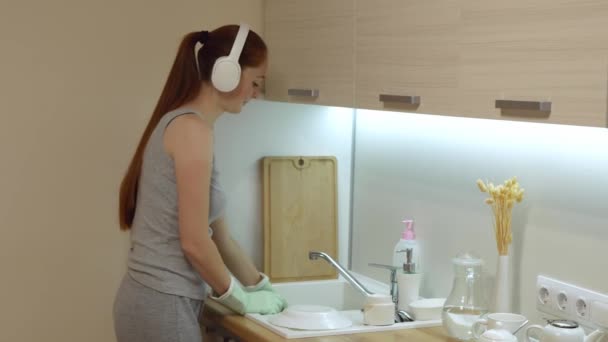 Ung Rödhårig Kvinna Diskar Och Lyssnar Musik Köket Attraktiv Kvinna — Stockvideo