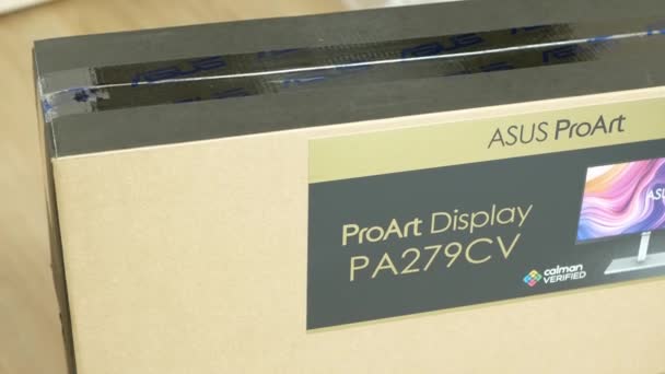 Izhevsk Russia October 2021 用Asus监视器在封闭的纸板箱上的侧视图 打印在纸板箱上的Asus标识 — 图库视频影像