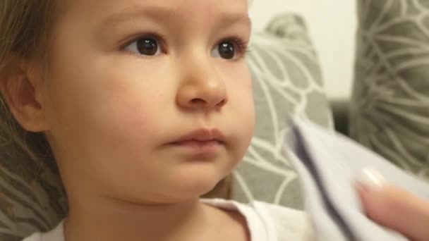 Mère Rince Nez Fille Malade Concept Traitement Domicile Petite Fille — Video