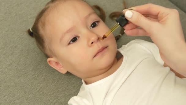 Mother Drops Nasal Drops Nose Sick Daughter Concept Treatment Home — Αρχείο Βίντεο