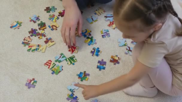 Córka Matka Wybierają Puzzle Siedzą Podłodze Domu Słodka Dziewczynka Rozmawia — Wideo stockowe