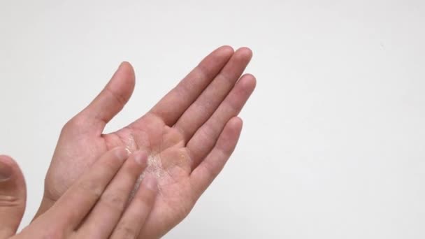 Der Mensch Trägt Auf Die Rissige Haut Der Handfläche Feuchtigkeitscreme — Stockvideo