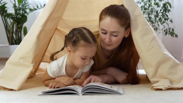 Filha Mãe Ler Livro Leigos Cabana Das Crianças Filha Pequena — Vídeo de Stock