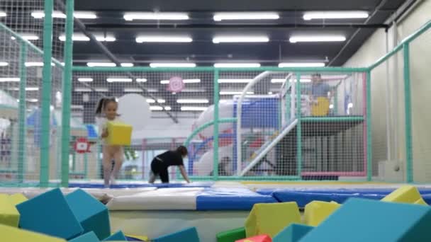 Toddler Lány Ugrik Medencébe Hab Gumi Terek Szórakoztató Vagy Játék — Stock videók