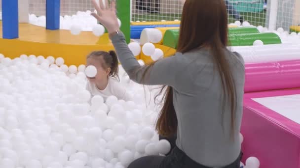 Gadis Toddler Dengan Ibu Saling Melempar Bola Putih Pusat Hiburan — Stok Video